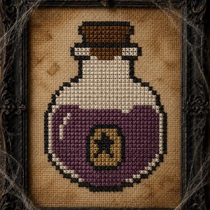 Könnte beinhalten: Eine Kreuzstichstickerei einer Zaubertrankflasche mit braunem Korken, gefüllt mit violetter Flüssigkeit und einem goldenen Etikett mit schwarzem Stern. Das Stück befindet sich in einem dunklen, verzierten, rechteckigen Rahmen mit Totenkopf.