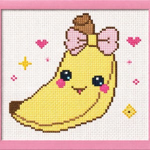 Op de afbeelding: Een witte keramische mok met een zwart handvat en de tekst "But First, Coffee" in een vetgedrukte, zwarte letter. De mok staat tegen een wazige achtergrond, wat een gezellige setting suggereert.