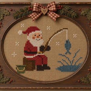Könnte beinhalten: Eine Kreuzstichstickerei von einem angelnden Weihnachtsmann in einem dunkelbraunen Holzrahmen mit Stechpalmen- und Beerenakzenten. Der Weihnachtsmann trägt einen roten Anzug und sitzt auf einem braunen Baumstumpf mit einem grünen Eimer. Eine rot-weiße Vichy-Schleife.