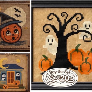 Pode incluir: Um conjunto de três amostras de ponto cruz emolduradas com tema de Halloween. Os desenhos incluem uma abóbora com chapéu de bruxa, uma casa assombrada e uma árvore com fantasmas e abóboras. O texto "Buy the Set Save 20%" também está incluído.