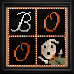 Pode incluir: Obra de arte em ponto cruz emoldurada em preto. O design apresenta a palavra "BOO" em branco e laranja, com uma ilustração de fantasma fofo. O fundo é preto e a moldura tem uma borda decorativa, perfeita para o Halloween.