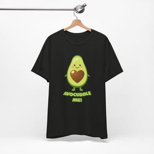 T-shirt « Faites-moi plaisir » | Chemise avocat mignonne | Tenue de Saint-Valentin image 1