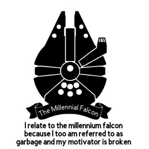 Puede incluir: Ilustración en blanco y negro del Millennium Falcon, la nave espacial de Star Wars. El texto "The Millennial Falcon" está escrito en una pancarta debajo de la nave espacial. El texto debajo de la pancarta dice "Me identifico con el Millennium Falcon porque a mí también me llaman basura y mi motivador está roto."