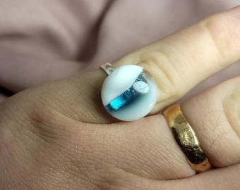 Anillo sencillo ajustable de acero inoxidable con cristal azul y blanco