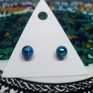 Glazen oorknopjes - blauw dichroïsch