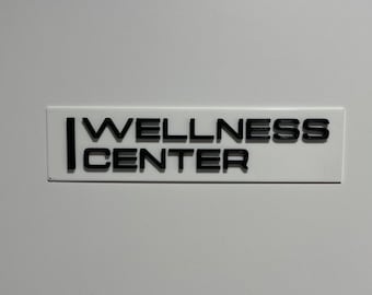 Schild „Wellness Center“ von Lumon – Severance