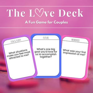 Op de afbeelding: The Love Deck, een leuk spel voor koppels, toont drie kaarten met vragen. De kaarten zijn gelabeld met "Fun & Flirty", "Future" en "Memories". Elke kaart heeft een andere vraag om gesprekken op gang te brengen.