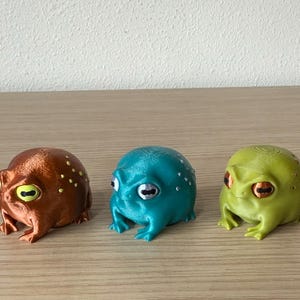 Disapproving Toad Figurine – Rain Frog Desk Buddy, Grumpy Frog Figurine, Funny Office Gag Gift, 3D Printed Toad for Frog Lovers