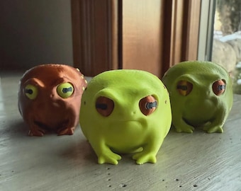 Grumpy Frog Figurine Desk Pet Rain Nature Lover First Time Home Owner Gift Toad Tree Shelf Display Office Miniature Animal Sculpture