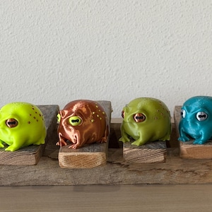 Funny Animal Figurine Grumpy Frog Desk Buddy 3D Printed Statue Disapproving Rain Toad Design Cute Office Gift Coworker Present Novelty Workspace Decoration Amphibian Collectible Shelf Ornament Humor Gift Gag Present Frog Lover Collection
