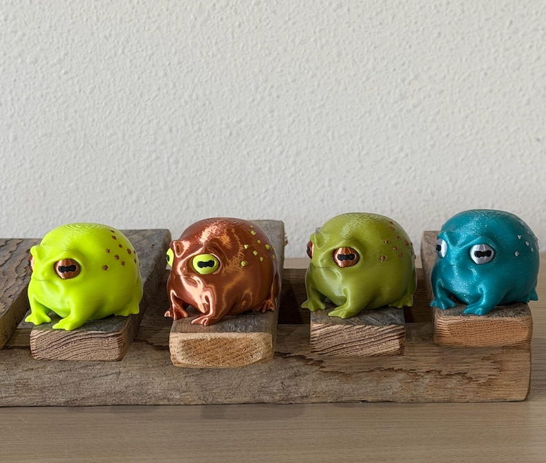 Funny Animal Figurine Grumpy Frog Desk Buddy 3D Printed Statue Disapproving Rain Toad Design Cute Office Gift Coworker Present Novelty Workspace Decoration Amphibian Collectible Shelf Ornament Humor Gift Gag Present Frog Lover Collection