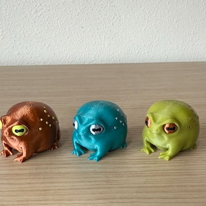 Grumpy Frog Figurine Disapproving Toad Rain Amphibian Statue 3d Printed Animal Desk Buddy Funny Office Gift Coworker Gag Present Shelf zdjęcie 6