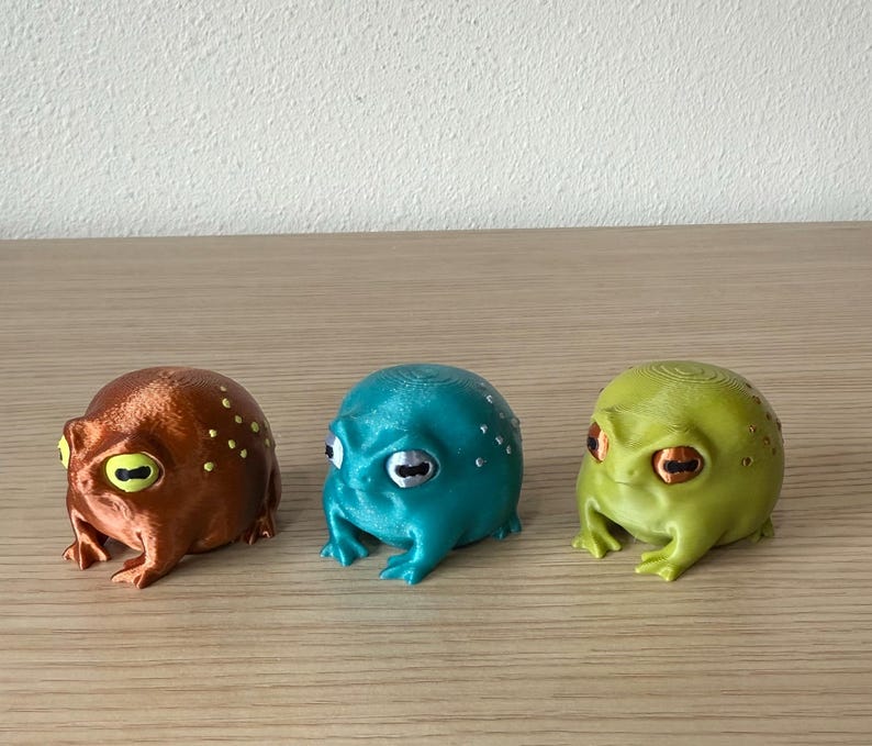 Grumpy Frog Figurine Disapproving Toad Rain Amphibian Statue 3d Printed Animal Desk Buddy Funny Office Gift Coworker Gag Present Shelf zdjęcie 6