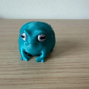Grumpy Frog Figurine Disapproving Toad Rain Amphibian Statue 3d Printed Animal Desk Buddy Funny Office Gift Coworker Gag Present Shelf zdjęcie 13