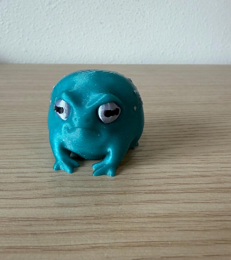 Grumpy Frog Figurine Disapproving Toad Rain Amphibian Statue 3d Printed Animal Desk Buddy Funny Office Gift Coworker Gag Present Shelf zdjęcie 13
