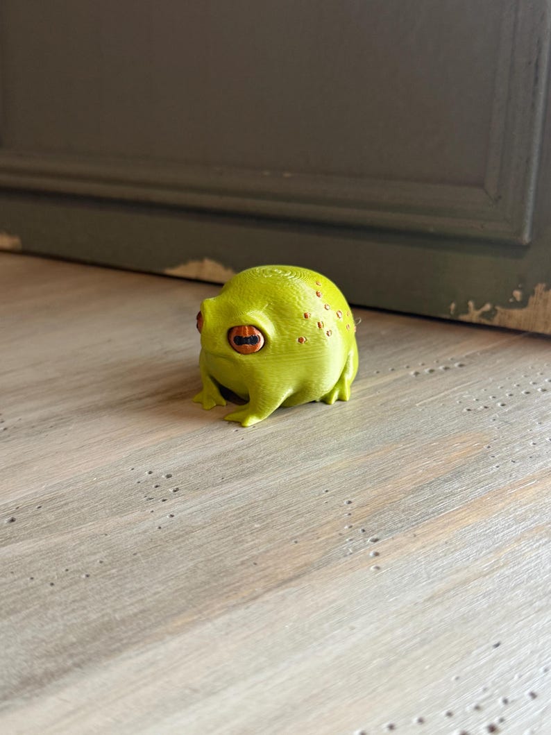 Grumpy Frog Figurine Disapproving Toad Rain Amphibian Statue 3d Printed Animal Desk Buddy Funny Office Gift Coworker Gag Present Shelf zdjęcie 16