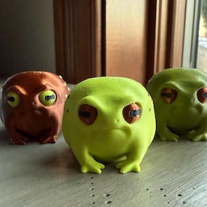Grumpy Frog Figurine Disapproving Toad Rain Amphibian Statue 3d Printed Animal Desk Buddy Funny Office Gift Coworker Gag Present Shelf zdjęcie 7