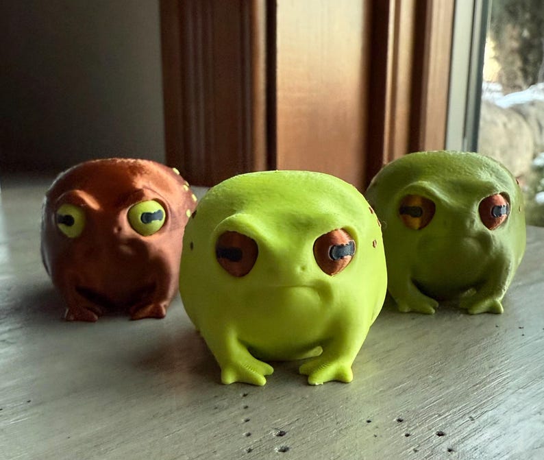 Grumpy Frog Figurine Disapproving Toad Rain Amphibian Statue 3d Printed Animal Desk Buddy Funny Office Gift Coworker Gag Present Shelf zdjęcie 7