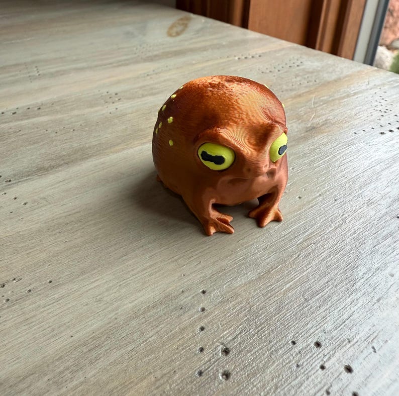 Grumpy Frog Figurine Disapproving Toad Rain Amphibian Statue 3d Printed Animal Desk Buddy Funny Office Gift Coworker Gag Present Shelf zdjęcie 15