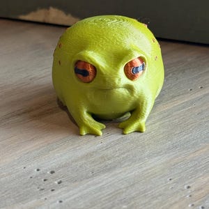 Grumpy Frog Figurine Disapproving Toad Rain Amphibian Statue 3d Printed Animal Desk Buddy Funny Office Gift Coworker Gag Present Shelf zdjęcie 10