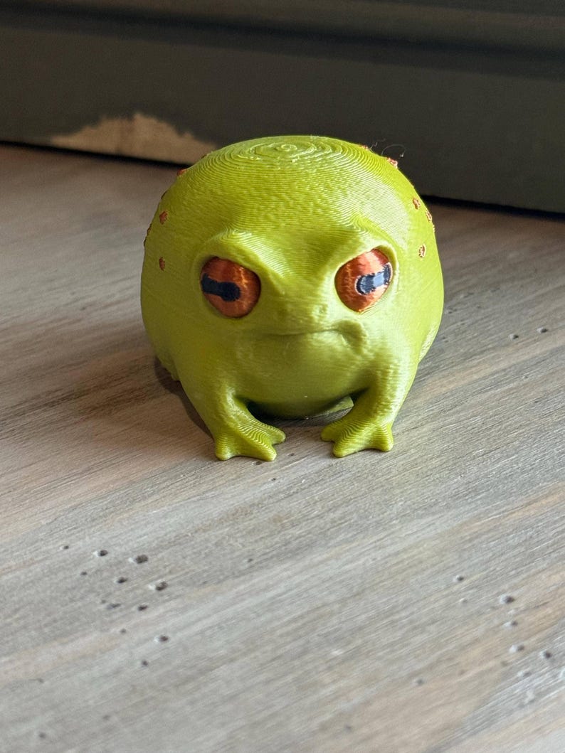Grumpy Frog Figurine Disapproving Toad Rain Amphibian Statue 3d Printed Animal Desk Buddy Funny Office Gift Coworker Gag Present Shelf zdjęcie 10