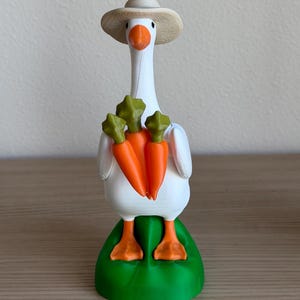 Desk Goose Figurine Teacher Appreciation Gift 7 Inch 3D Printed Animal Statue Magnetic Accessory Holder Cute Office Buddy Workspace Personality Quirky Home Office Companion Coworker Present Funny Desk Companion Conversation Starter Unique