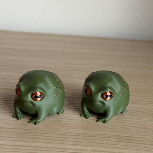 3D Printed Animal Figurine Grumpy Rain Frog Statue Disapproving Toad Design Cute Desk Buddy Funny Office Gift Coworker Gag Present Novelty Workspace Decoration Amphibian Collectible Shelf Ornament Humor Gift Frog Lover Present Quirky Design