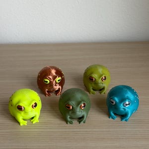 Grumpy Frog Figurine 3D Printed Disapproving Rain Toad Statue Funny Animal Desk Buddy Office Gift Coworker Present Cute Amphibian Collectible Novelty Workspace Humor Shelf Display Decoration Gag Present Birthday Gift Frog Lover Collection