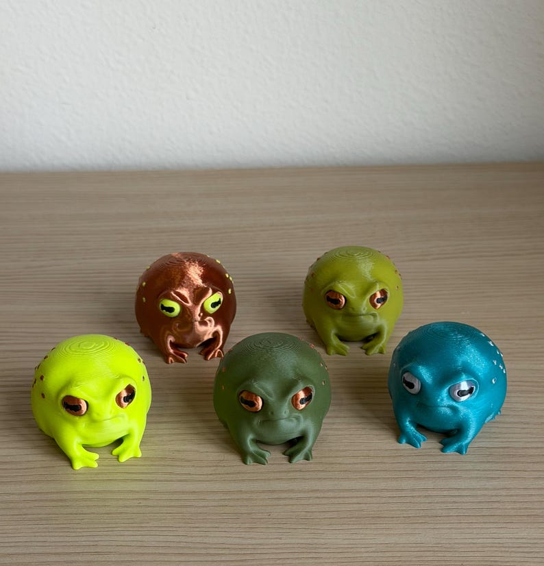 Grumpy Frog Figurine 3D Printed Disapproving Rain Toad Statue Funny Animal Desk Buddy Office Gift Coworker Present Cute Amphibian Collectible Novelty Workspace Humor Shelf Display Decoration Gag Present Birthday Gift Frog Lover Collection