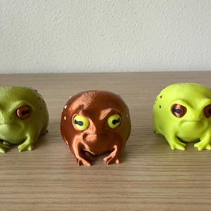 Grumpy Frog Figurine Disapproving Toad Rain Amphibian Statue 3d Printed Animal Desk Buddy Funny Office Gift Coworker Gag Present Shelf zdjęcie 8