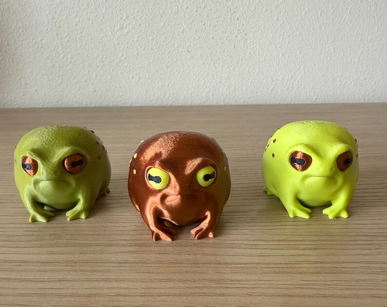 Grumpy Frog Figurine Disapproving Toad Rain Amphibian Statue 3d Printed Animal Desk Buddy Funny Office Gift Coworker Gag Present Shelf zdjęcie 8