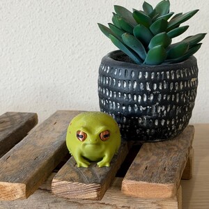 Grumpy Frog Figurine Disapproving Toad Rain Amphibian Statue 3d Printed Animal Desk Buddy Funny Office Gift Coworker Gag Present Shelf zdjęcie 17