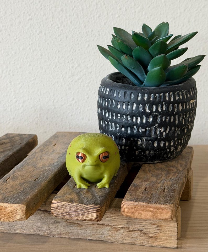 Grumpy Frog Figurine Disapproving Toad Rain Amphibian Statue 3d Printed Animal Desk Buddy Funny Office Gift Coworker Gag Present Shelf zdjęcie 17