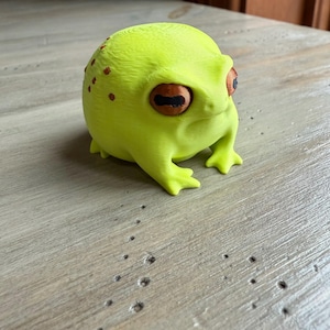 Grumpy Frog Figurine Disapproving Toad Rain Amphibian Statue 3d Printed Animal Desk Buddy Funny Office Gift Coworker Gag Present Shelf zdjęcie 14