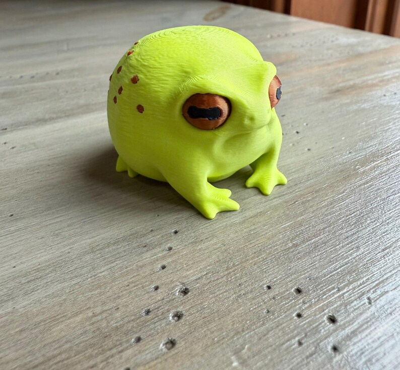 Grumpy Frog Figurine Disapproving Toad Rain Amphibian Statue 3d Printed Animal Desk Buddy Funny Office Gift Coworker Gag Present Shelf zdjęcie 14