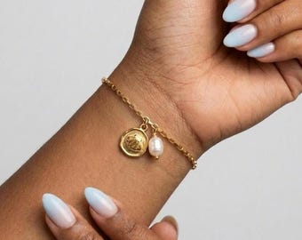 Gold bracelet with gold shell charm and freshwater pearl, charm bracelet for summer, waterproof charm bracelet for beach, shell bracelet