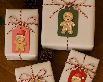 Puede incluir: Cuatro regalos envueltos con etiquetas de hombre de jengibre. Los regalos están envueltos en papel blanco y atados con hilo rojo y blanco. Las etiquetas son de varios colores, incluyendo rosa y verde, y presentan diseños de hombre de jengibre.