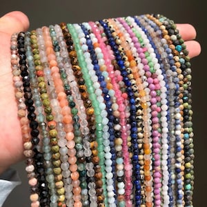 Puede incluir: Una colección de 20 hilos de cuentas de piedras preciosas, cada hilo mide aproximadamente 40 cm de largo. Las cuentas son facetadas y vienen en una variedad de colores, incluyendo negro, verde, azul, rosa y blanco.