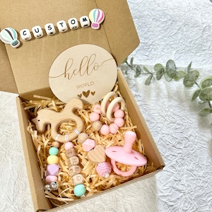 Caja de regalo personalizada para bebé / Juego de regalo de 4 piezas / Canasta de regalo para recién nacido Clip para chupete de caballo Clip para chupete de juguete con nombre Letra de madera Regalo para bebé