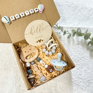 Caja de regalo personalizada para bebé, juego de regalo de 4 piezas, cesta de regalo para recién nacido, clip para chupete de gato, clip para chupete con nombre, letra de madera, regalo para bebé