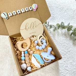 Caja de regalo personalizada para bebé / Juego de regalo de 4 piezas / Canasta de regalo para recién nacido Clip para chupete de pájaro Clip para chupete con nombre Letra de madera Regalo para bebé