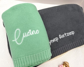 Gepersonaliseerde geborduurde babydeken, op maat gebreide babydeken met naam, kinderwagendeken, babycadeau voor nieuwe moeder, pasgeboren babyshowercadeau