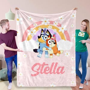 Roze blauwe hondendeken met naam, gepersonaliseerde regenboogcollagedeken, minky babydeken met tekst, babyshowercadeau, cartoon swaddle