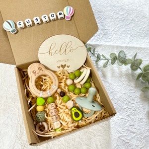 Caja de regalo personalizada para bebé / Juego de regalo de 4 piezas / Canasta de regalo para recién nacido Clip de chupete de aguacate Clip para chupete de juguete con nombre Letra de madera Regalo para bebé