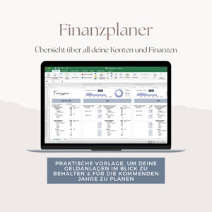 Puede incluir: Una pantalla de computadora portátil que muestra una hoja de cálculo con el título "Finanzplaner" y el texto "Übersicht über all deine Konten und Finanzen". La hoja de cálculo está dividida en tres secciones, cada una etiquetada con un año. La hoja de cálculo contiene datos sobre ingresos, gastos y ahorros. Debajo de la pantalla de la computadora portátil está el texto "PRAKTISCHE VORLAGE, UM DEINE GELDANLAGEN IM BLICK ZU BEHALTEN & FUR DIE KOMMENDEN JAHRE ZU PLANEN".
