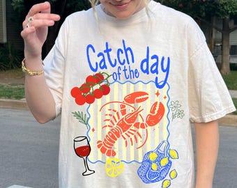 Camiseta Catch Of The Day Comfort Colors® / Camiseta vintage retro con langosta / Camiseta costera de verano / Estética de pescador / Camiseta italiana de verano