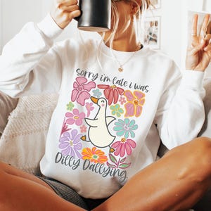 Cute Goose Sweatshirt | Funny Sorry I&#39;m Late I Was Dilly Dallying Sweatshirt | Boho Shirts For Women | Floral Spring Trendy Tee Sweatshirt