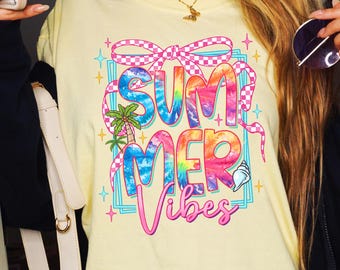 Summer Vibes Comfort Colors® Hemd | Sommer Urlaub T-Shirt | Retro grafisches Sommer-Shirt | Vintage Strand-Shirt | Hellblaues Grafik-T-Shirt
