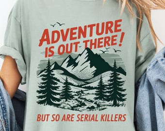 面白い冒険はそこにある コンフォートカラーズ® Tシャツ | でも連続殺人犯もいる シャツ | Y2K 面白いミーム Tシャツ | 皮肉なキャンプ旅行シャツ