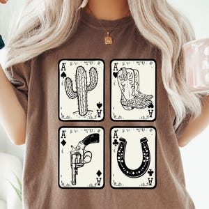 エースカード カウボーイ コンフォートカラーズ® シャツ | トランプ Tシャツ | カントリー ウエスタン カード シャツ | ポーカー カード ゲーム シャツ | カントリー ウエスタン シャツ